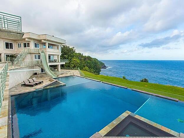 Detalle de la piscina y las vistas al Pacífico
