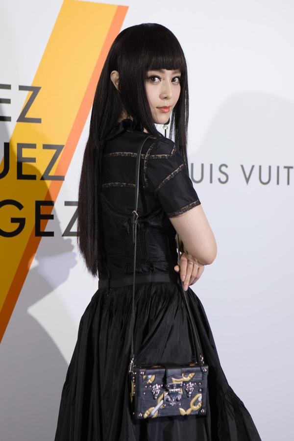 Es la única representante china de la lista, y aunque en su país es la estrella más brillante del cine, en Occidente la conocemos por su papel en 'X Men: Días del futuro pasado' y por ser imagen de L'Oréal o Chopard.