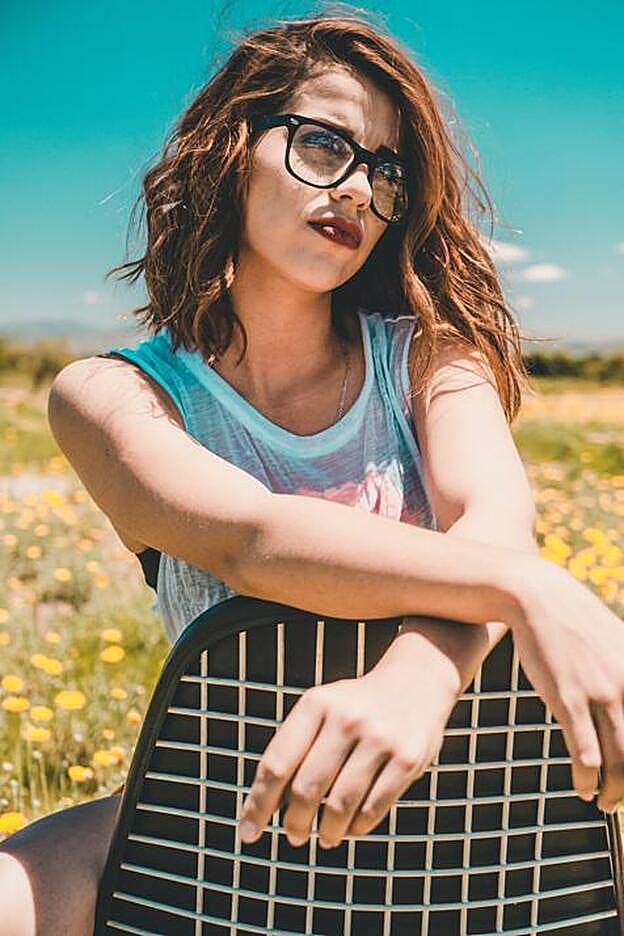 Da igual que lleves gafas o no, mirar a lo lejos es una buena manera de relajar la mirada.