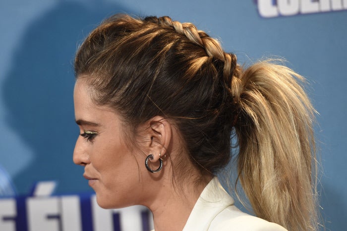 Su recogido con trenza que termina en coleta es de lo más inspirador, y ya estamos aprendiendo a hacerlo, porque seguro que el próximo otoño nos saca de más de un apuro 'beauty'.