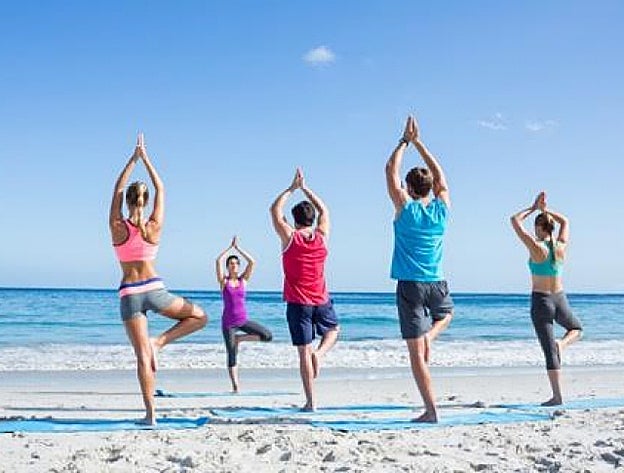 Una de las actividades que ofrece La Calma: Yoga en la playa