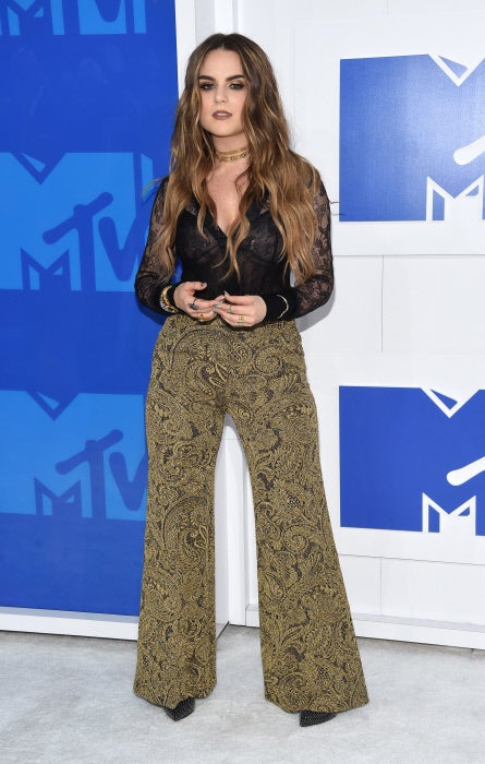 Jojo combinó sus pantalones con estampado 'sofá' de Erica Cavallini con un top lencero.