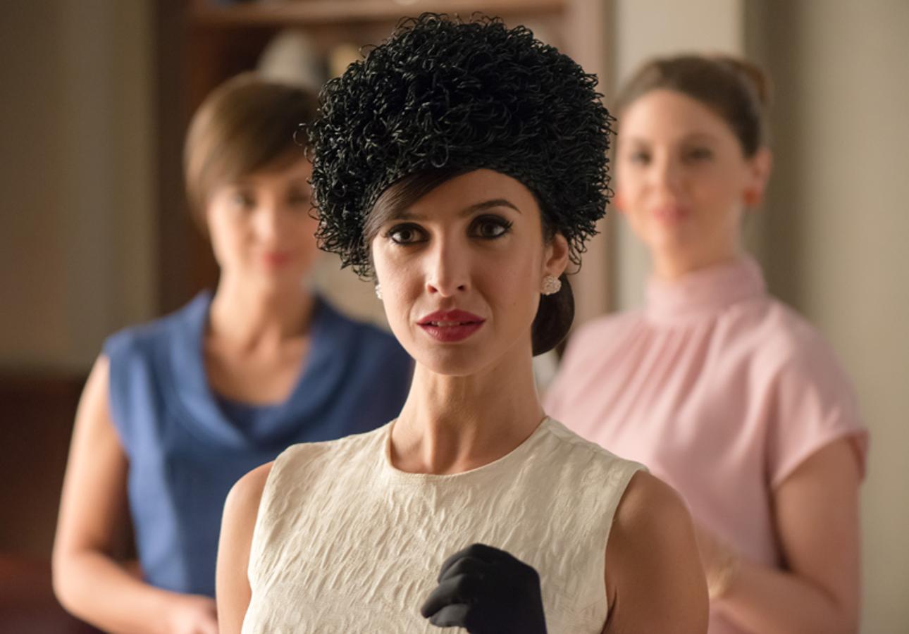 Adele (Paula Prendes) es una de las nuevas caras que veremos por 'Velvet' y oculta un secreto que podría cambiarlo todo... Y es que Adele conoce el paradero de Alberto (Miguel Ángel Silvestre).