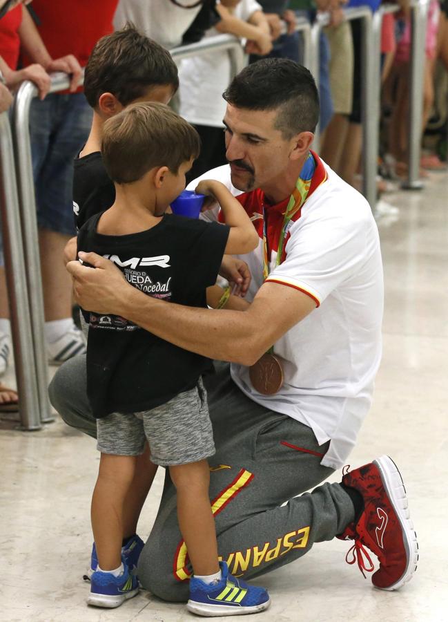 Si Carlos tiene dos motores en su vida, esos son sus dos hijos. Estos se encargaron de recibirle en Barajas.