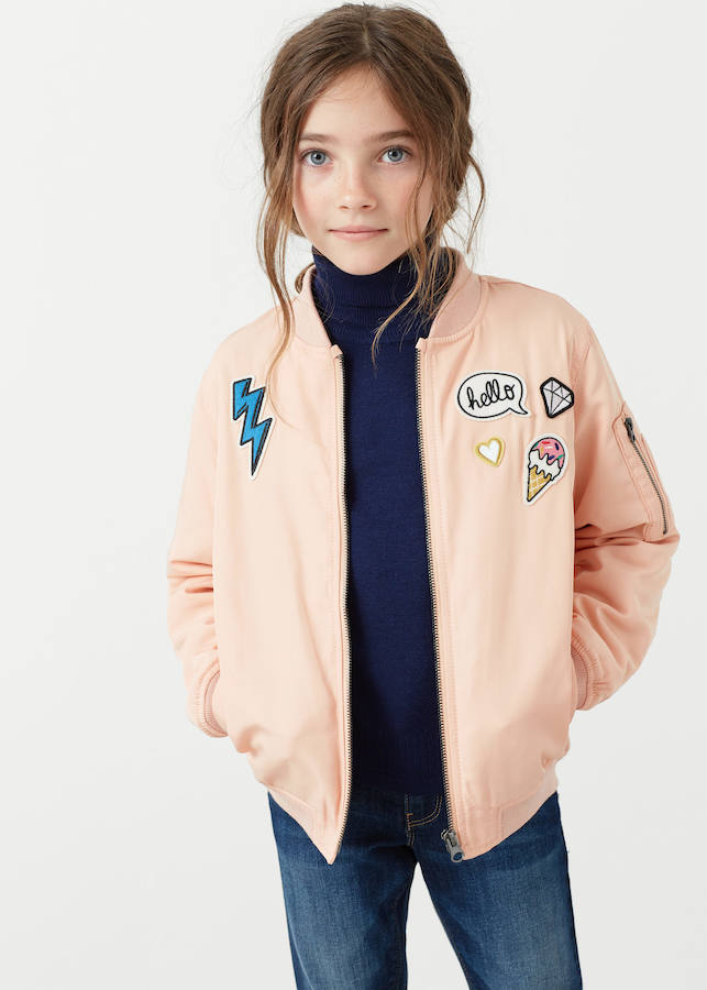 La moda de los adultos da un salto al armario infantil como queda demostrado en propuestas como esta de Mango