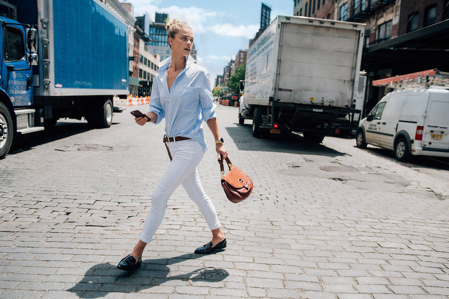 La modelo Nina Agdal es otra de las protagonistas de la campaña de Michael Kors en la que aparece con el bolso Isadore