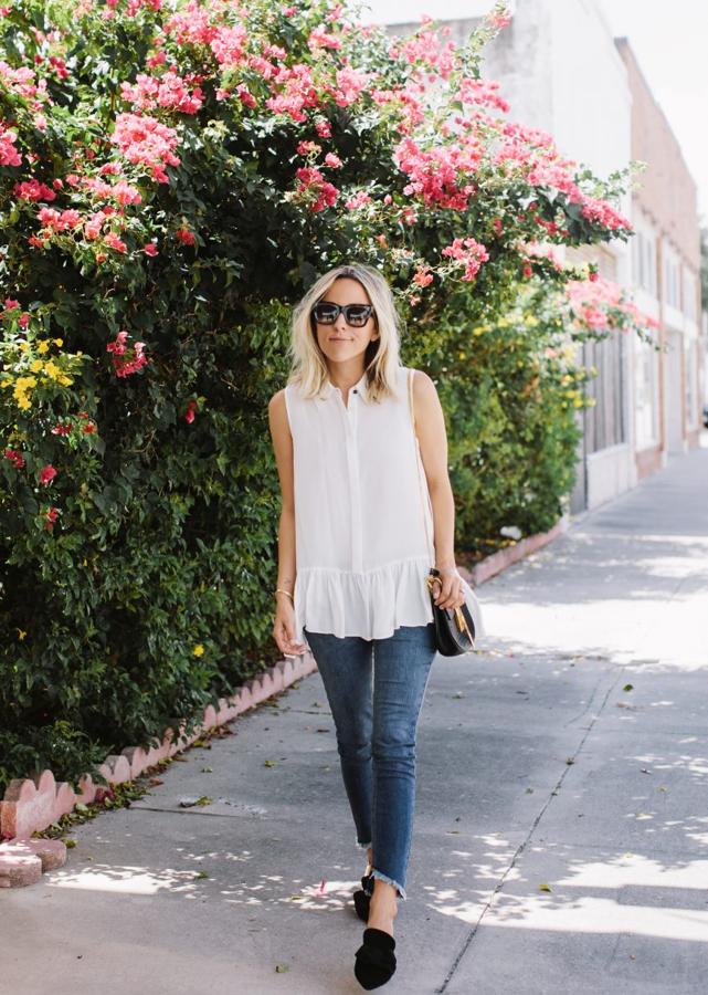 Sin pretensiones, sencillo, cómodo y elegante, así es la propuesta de vaqueros, blusa blanca y complementos en negro de Damsel in Dior