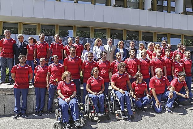 Doña Elena junto a parte de nuestro equipo Paralímpico.