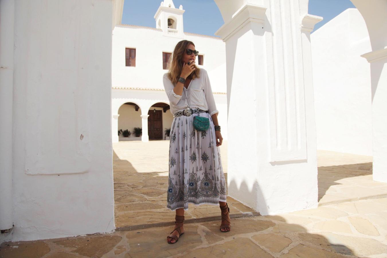 Blusa blanca, falda estampada y sandalia plana, este look de verano de My daily Style también sirve para la rentrée.