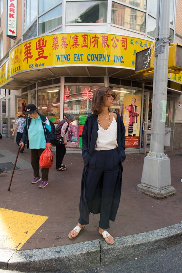 Comodidad ante todo con looks como este de pantalón, chaqueta larga y sandalia plana