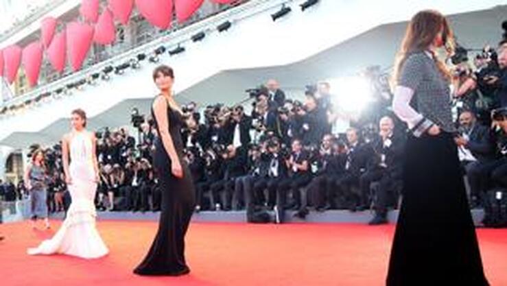 Fotos: Emma Stone, protagonista de la primera alfombra roja de la Mostra de Venecia