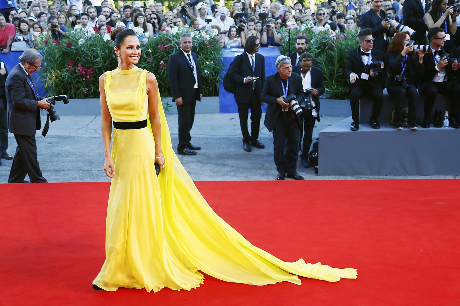 Anna Safroncik desafió a la mala suerte con elegancia, apostando por este vestido amarillo con maravillosa caída vaporosa, firmado por Alberta Ferretti.