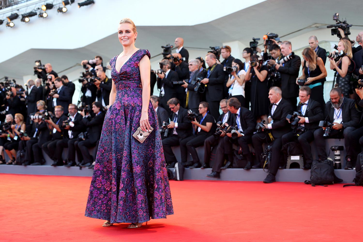 La actriz apostó por un vestido princesa con bordados de flores.