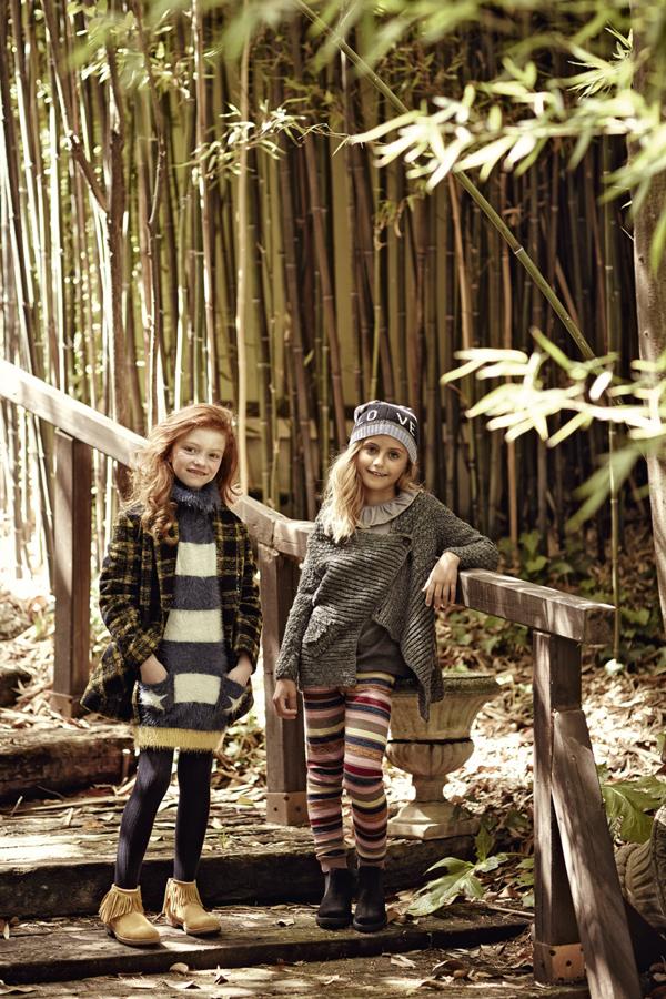 A la izq., Sara lleva vestido de lana de Tuc Tuc (36,95 €), abrigo de cuadros de Scotch and Soda (139,95 €), leotardos de Cóndor (9,50 €) y botas de Primigi (C.P.V.). Carlota ha elegido camisa de Gocco (19,99 €), chaqueta de Mayoral (35,99 €), pantalón (55,95 €) y gorro (35,95 €) de Scotch and Soda, y botas de Paola (62,00 €). Estilismo: Verónica Suárez. Maquillaje y peluquería: Joel Bittencourt (Ana Pardo) para Elizabeth Arden y Kérastase.Asistente de fotografía: Jota Martínez. Asistentes de estilismo: Jorge Gilarranz y Antonio Pinilla.