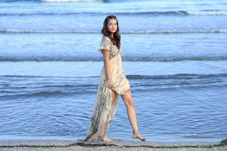 Alberta Ferreti firma el vestido que escogió Barbara Palvin para una sesión de fotos a la orilla del mar