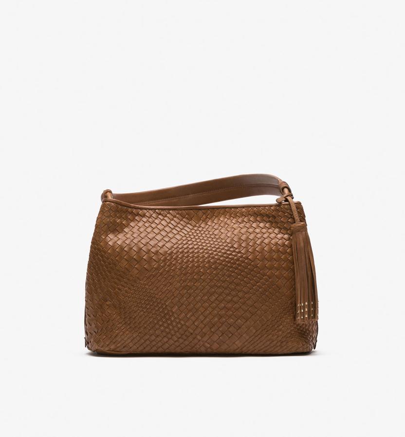 Los grandes bolsos siempre resultan los más prácticos para el día a día. En Massimo Dutti encontrarás modelos trenzados como este (Precio: 169 euros)