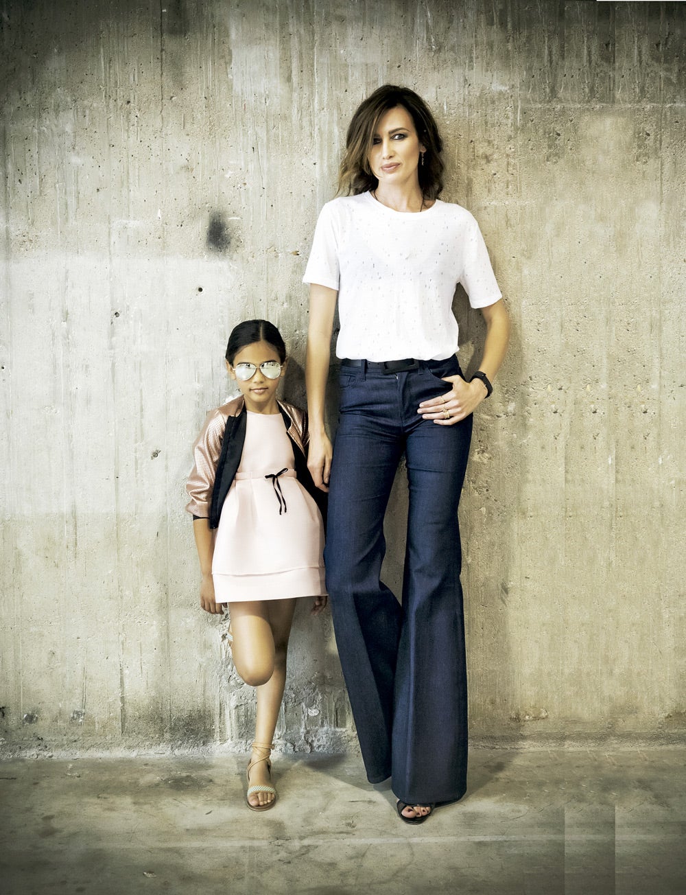 A sus éxitos como modelo y presentadora de televisión, Nieves Álvarez suma el de diseñadora infantil. MUJERHOY: ¿Lo más gratificante a la hora de diseñar para niños? NIEVES ÁLVAREZ: Diseñamos para los más pequeños pero son los adultos los que compran, así que pensamos en ellos y en facilitar su trabajo, con prendas fáciles de lavar. La sonrisa de las niñas cuando llevan algo que les gusta es muy, muy gratificante. MUJERHOY: ¿Cuánto tiempo dedica a cada colección? NIEVES ÁLVAREZ: Dedicamos meses desde que vemos proveedores, elegimos telas, diseñamos, pasamos a confección... El resultado final suelen ser colecciones de 75 prendas. MUJERHOY: ¿Cuáles son las prendas que más éxito han tenido en las colecciones anteriores? NIEVES ÁLVAREZ: Vestidos y abrigos son nuestros top. MUJERHOY: ¿Qué tendencias destaca? NIEVES ÁLVAREZ: Trajes masculinos para niñas, vestidos de cuero troquelado y neopreno. MUJERHOY: ¿Ha pensado dar el salto al diseño para adolescentes o adultos? NIEVES ÁLVAREZ: No, disfruto diseñando para pequeños, aunque la colección llega a la talla 14. MUJERHOY: ¿Qué cree que aporta la moda a los niños? NIEVES ÁLVAREZ: Todo: diversión, confianza, seguridad, personalidad. Me gusta que opinen, así sabes qué es lo que les gusta y puedes orientarlos para que conozcan lo más adecuado en cada ocasión.