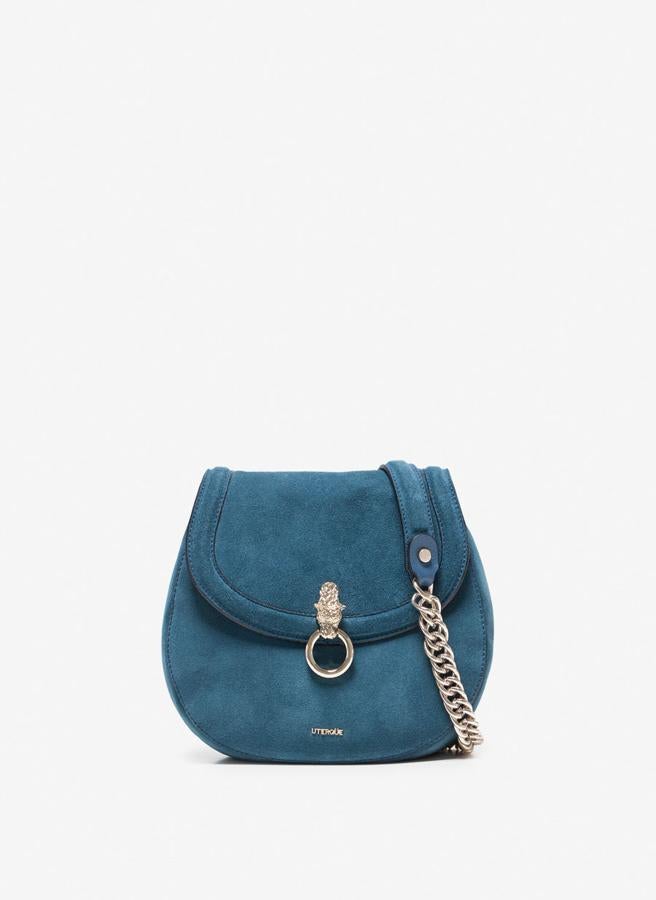 En color azul y con original cierre metálico, bolso de Uterqüe con cadena (Precio: 99 euros)