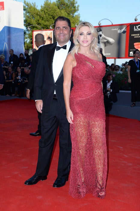 Vulgar; ese es el mejor calificativo que se nos ocurre para definir el vestido con el que apareció en la Mostra de Venecia la presentadora de deportes italiana Paola Ferrari.