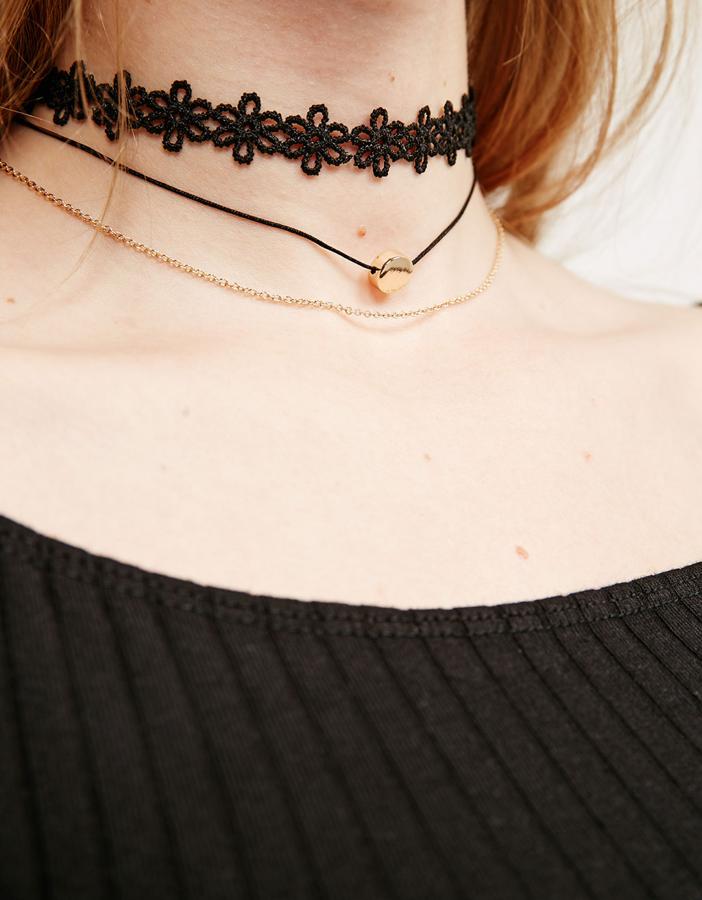 También Bershka nos invita a lucir este nostálgico collar de tres en tres (Precio: 4.99 euros)
