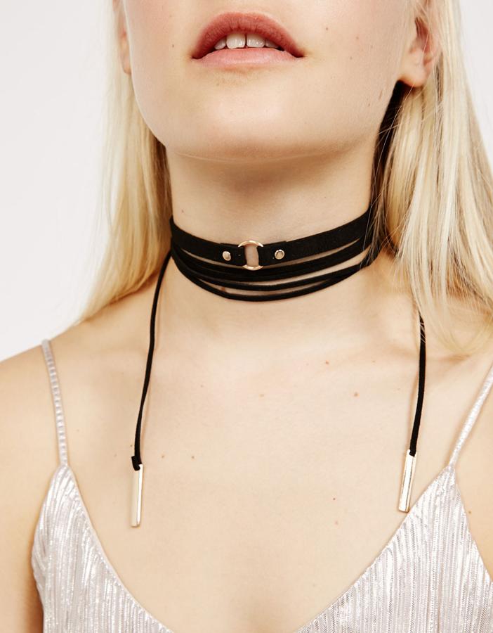No todos los choker tienen por qué ser anchos, una simple lazada puede ser igual de acertada (Precio: 5.99 euros)