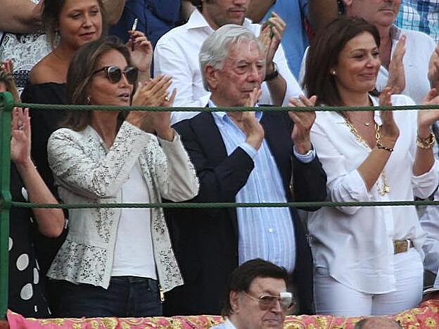 Isabel Preysler y Mario Vargas Llosa en compañía de Nuria González.