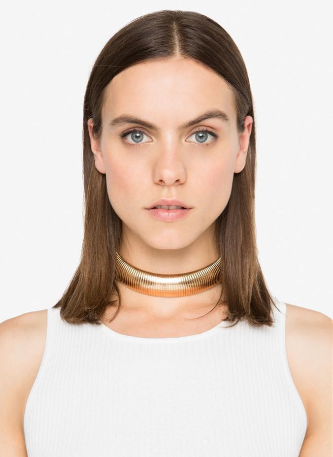 Rígido y en dorado, la apuesta de Uterqüe (Precio: 49 euros)