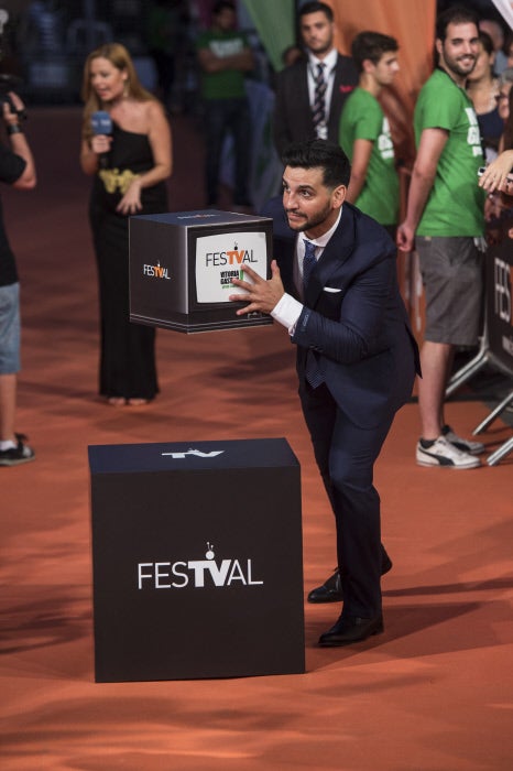 Fran Perea fue uno de los actores que más divertido posó en la alfombra naranja.