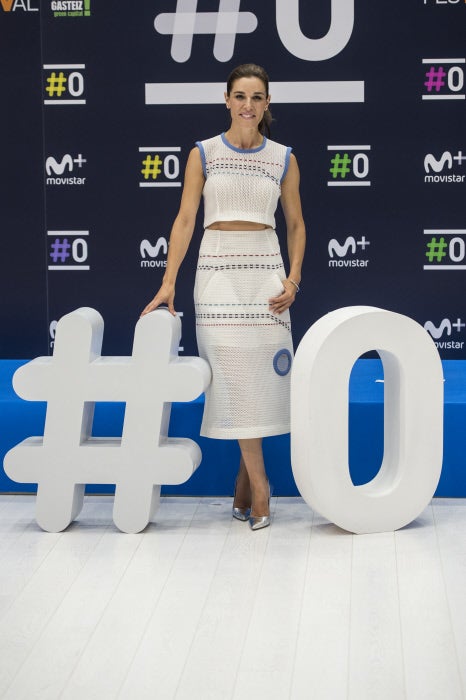 Nuestra Raquel Sánchez Silva derrochó estilo en la presentación de #0 con este original conjunto de crop top y falda midi.