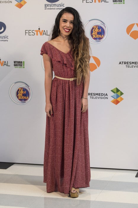 Beatriz Luengo se mostró fiel a su característico estilo 'boho chic', y lució maxi vestido estampado con cuñas en la presentación a la prensa de la nueva temporada de 'Tu cara me suena'.