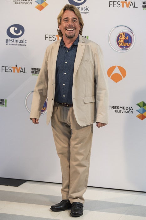 Juan Muñoz apostó por un traje de loneta beige con camisa azul marino, una combinación que no sería incorrecta para un look masculino de día, si el modelo elegido por el cómico y presentador no fuera unas cuantas tallas mayor de lo que necesitaba.