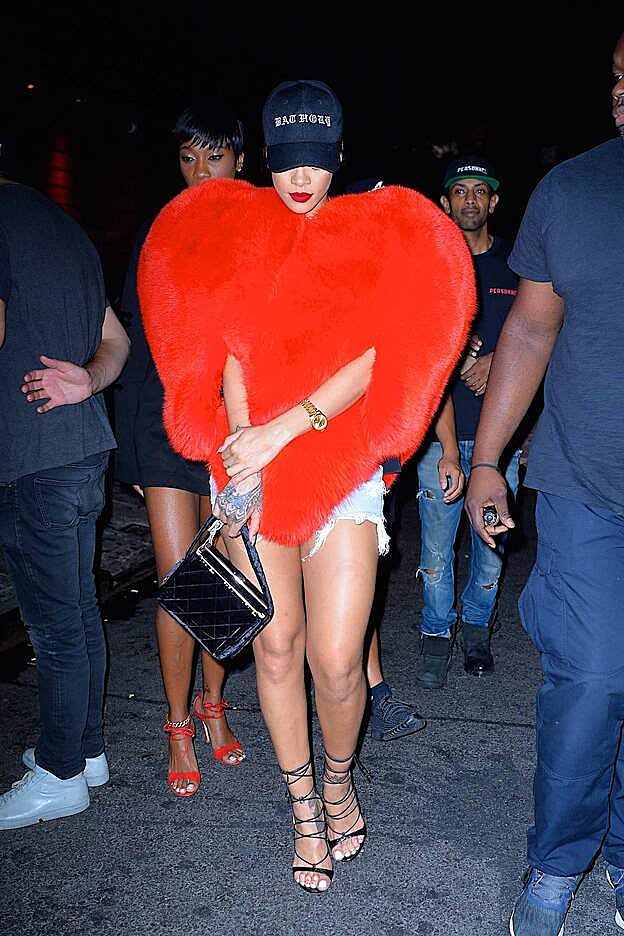 Rihanna, con su 'abrigo corazón' de Saint Laurent