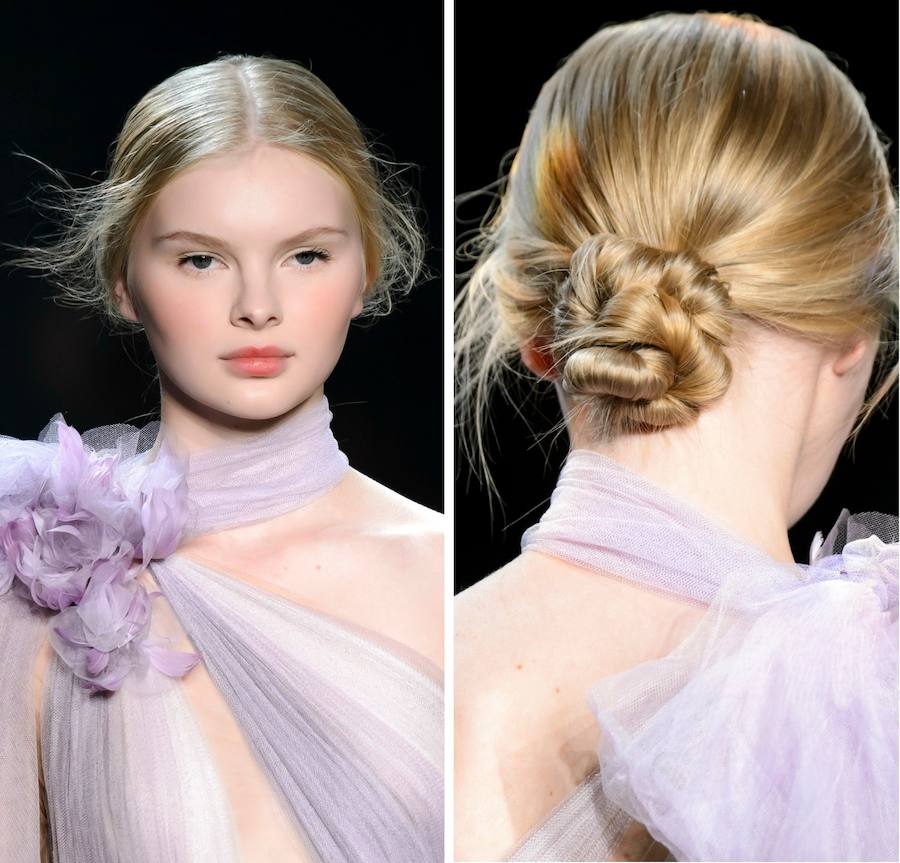 Elegancia suprema en una coleta retorcida que se enrolla en la nuca formando un moño bajo.