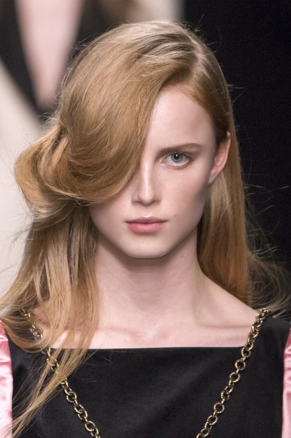 La elegancia de una melena clásica está siempre de moda. La modelo la lleva peinada en liso con flequillo ondulado a lo Veronica Lake. Inspiración muy retro. Desfile de Gucci