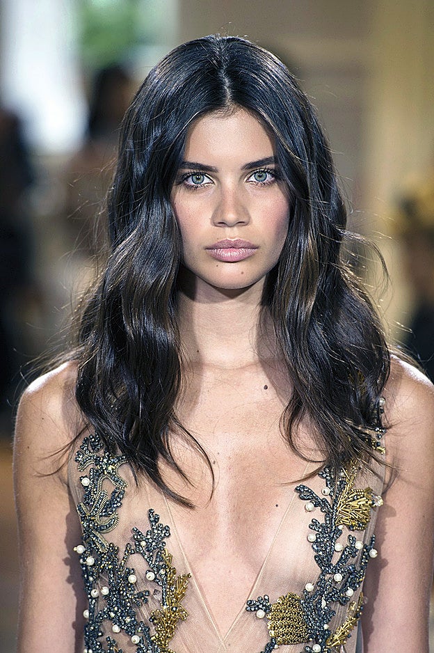 Sara Sampaio en el desfile de Alberta Ferretti