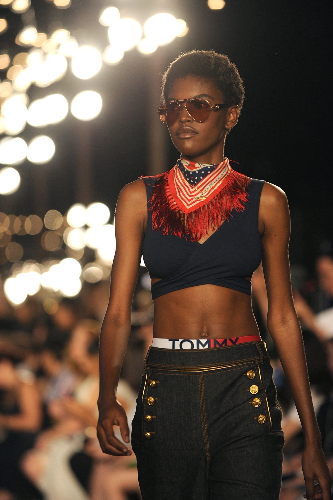 El emplazamiento estuvo muy acorde con el tema marinero de la colección así como con el estilo propio de Gigi y la línea marinera que caracteriza a Tommy Hilfiger.