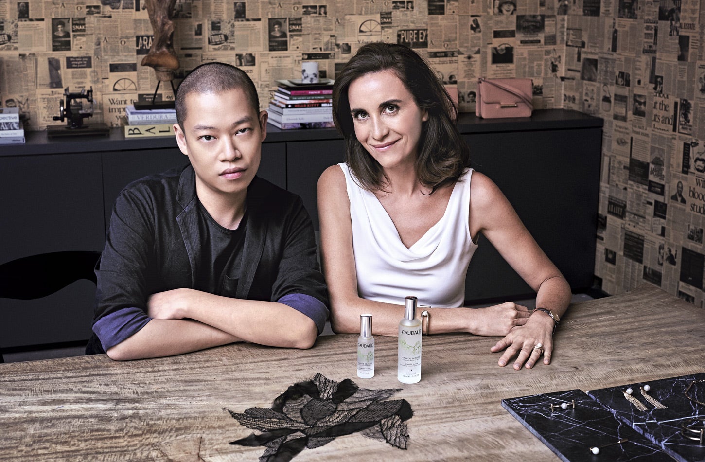 El diseñador jason wu y la fundadora de la firma cosmética Caudalié, Mathilde Thomas, se han unido para vestir un aroma. Ella admira al creador de origen taiwanés, que viste a Diane Kruger o Julianne Moore, y él es fan de la marca de cosmética de la francesa y, sobre todo, de su Agua de Belleza, un agua y tónico a la vez, con exquisito perfume, que alisa arrugas, cierra poros e ilumina el cutis. Thomas lo creó en 1997 y, desde entonces, se ha convertido en un clásico que ahora Wu arropa con delicado encaje.