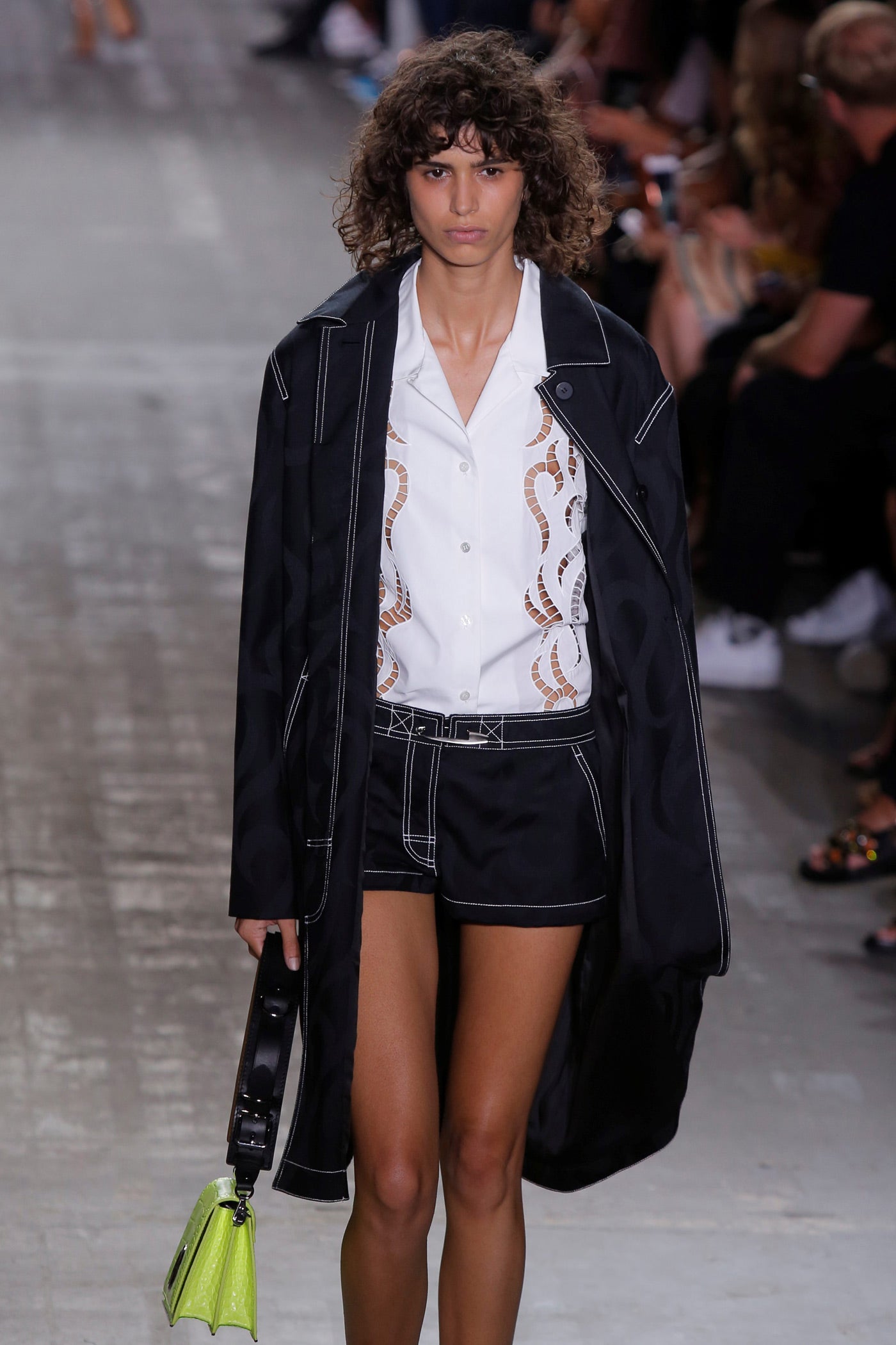 Mica Arganaraz desfilando con un look con las costuras destacadas, uno de los must que nunca faltan en sus colecciones.