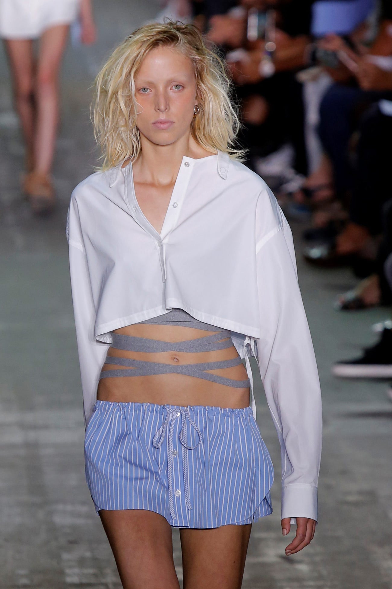 Katie Moore, Lexi Boling, Amanda Murphy y Anna Ewers tienen algo en común: abrir desfiles de Alexander Wang que marcan su antes y desués de sus carreras. La nueva modelo Anique Józsi ha sido la nueva modelo en abrir su desfile Spring 2017 en Nueva York, ¿La veremos tanto como a las anteriores?