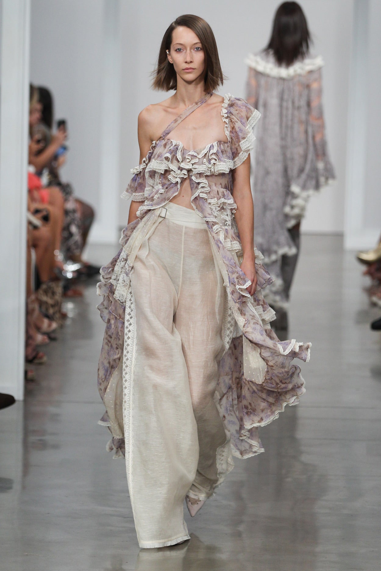 La colección que mostró en Nueva York estaba llena de encajes, tules, capas, impresiones y especial dedicación al detalle.