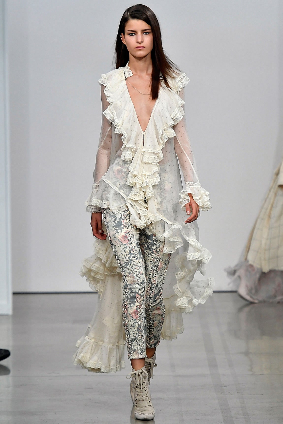 Las trenzas y superposiciones se dejaron ver en muchos looks, así como los volantes: protagonistas en toda la colección.