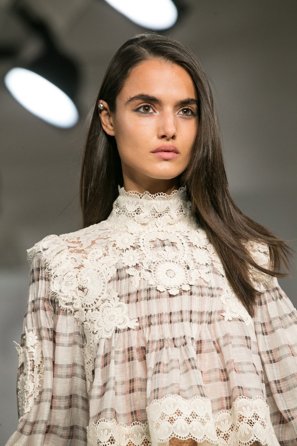 La modelo espñaola Blanca Padilla enseña el maquillaje: sencillo y natural donde lo único llamativo era una línea difuminada en el párpado fijo.