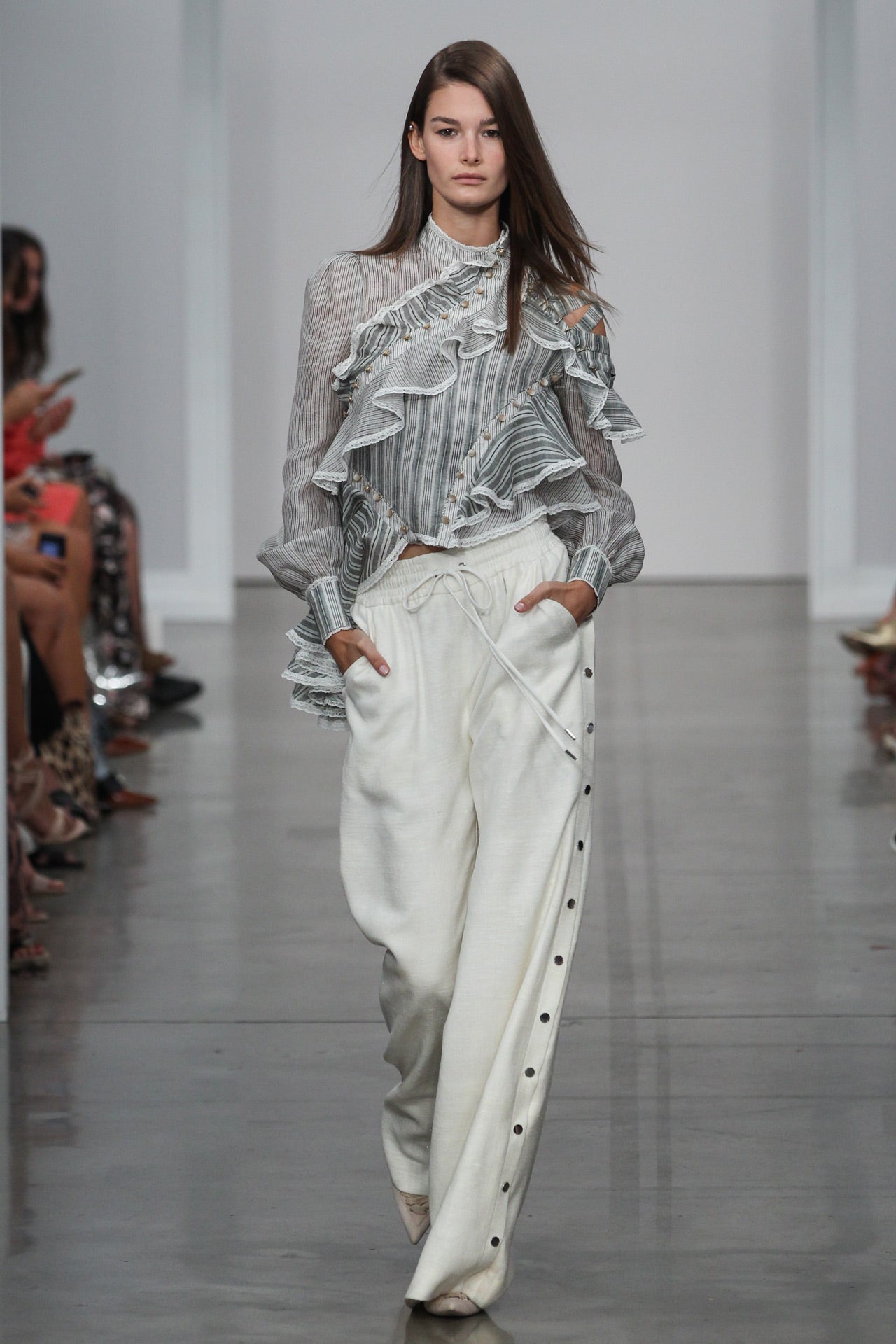 Encontramos semejanzas con la anterior colección: Primavera 2016 Ready-to-wear pero más trabajadas y con una idea más clara.