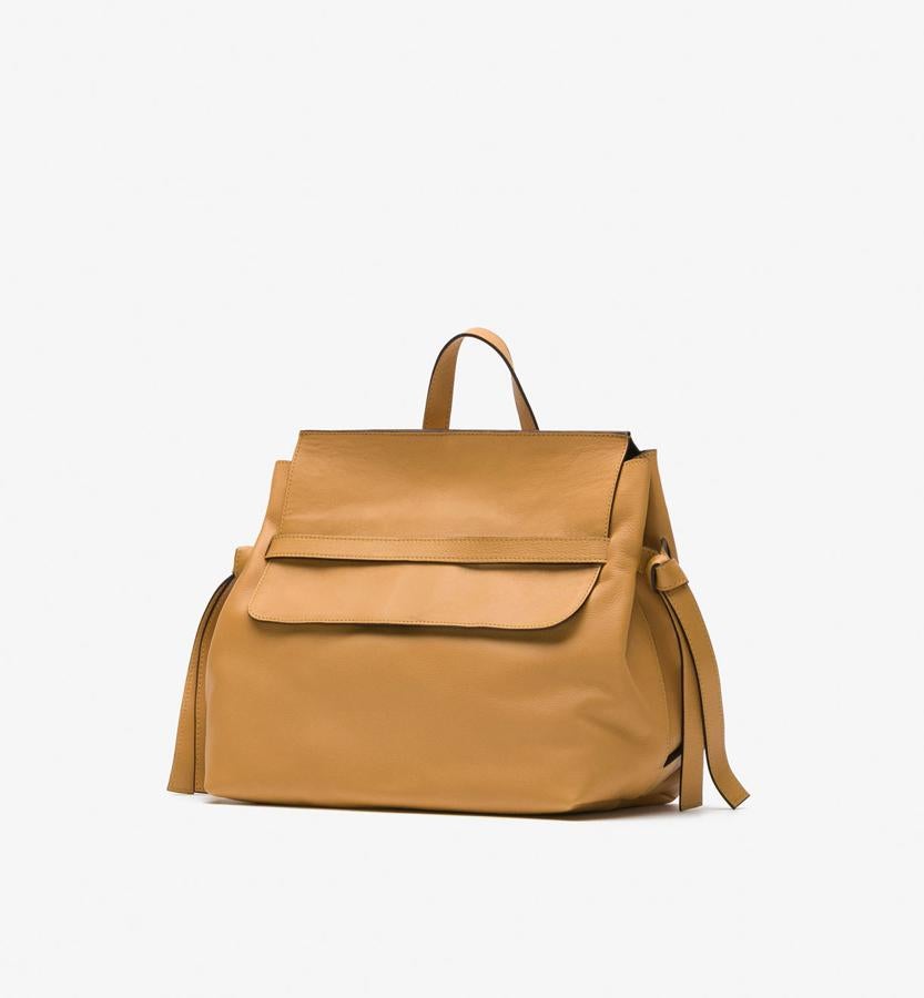 La sofisticación también puede ser característica de mochilas como esta de Massimo Dutti (Precio: 149 euros)