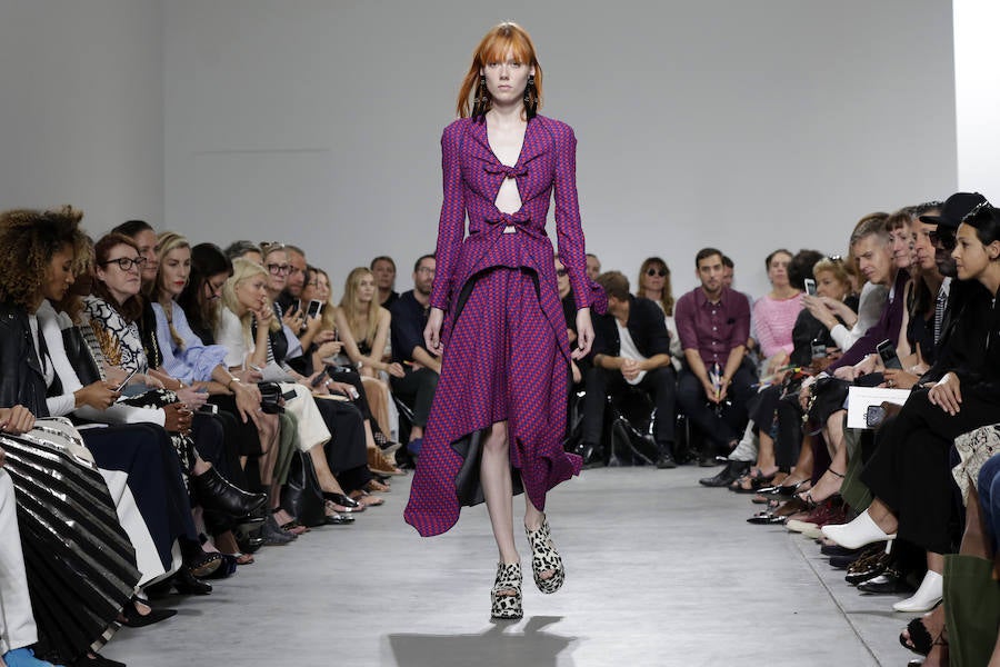 Sin miedo a combinar grafismos, este look de Proenza Schouler es uno de los ejemplos perfectos de la colección