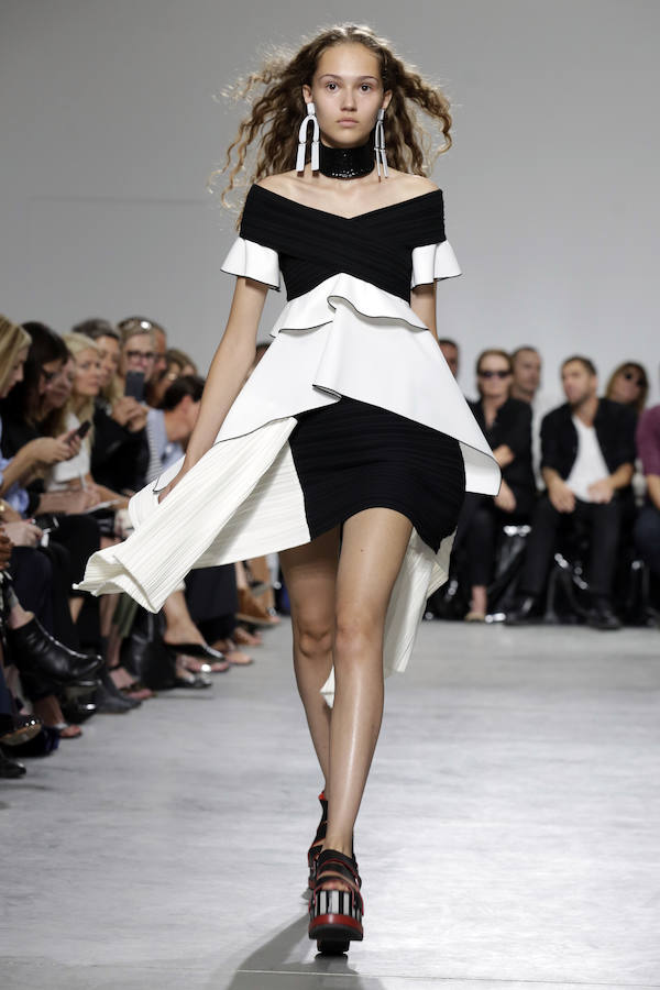 El blanco y el negro conviven en la propuesta de la firma en vestidos como este