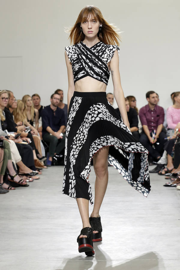 Uno de los conjuntos en blanco y negro que Proenza Schouler ha subido a la pasarela