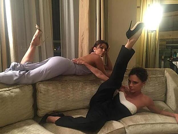 Galería. Victoria y su #bff Eva Longoria, esperando a que David termine de ver el fútbol.