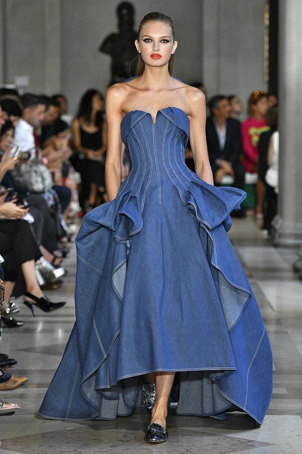 La diseñadora ha sorprendido con diseños como este de tejido vaquero