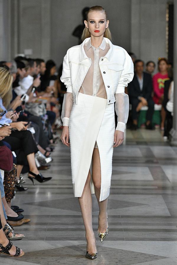 El look 'total white' compuesto por chaqueta, falda y blusa semitransparente